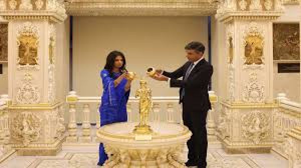 ब्रिटेन के प्रधानमंत्री सुनक ने चुनाव प्रचार के दौरान स्वामीनारायण मंदिर में दर्शन किए