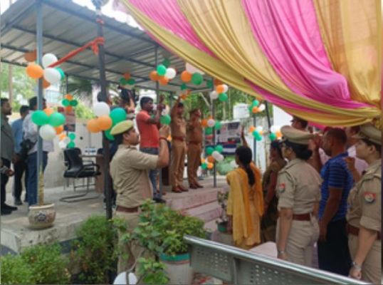 नोएडा : नए कानूनों के बारे में जागरूकता की कवायद शुरू, लोगों के बीच पहुंच रहे हैं पुलिस अधिकारी 