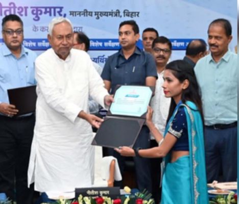 नीतीश कुमार ने चयनित 9,888 अभ्यर्थियों को बांटे नियोजन पत्र 