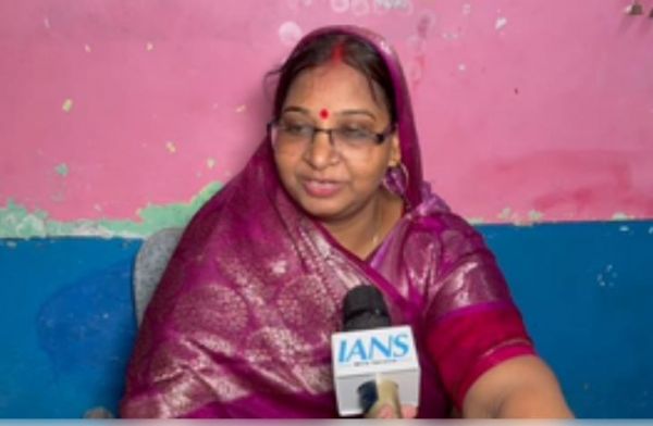 अनपढ़ महिलाओं को शिक्षित कर रही हैं बीना सिंह, गांव को साक्षर बनाने की मुहिम 