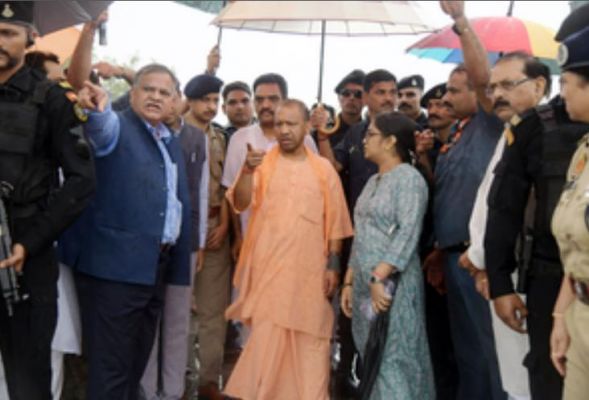 हाथरस हादसा : सीएम योगी ने जाना घायलों का हाल, घटनास्थल पर भी पहुंचे 