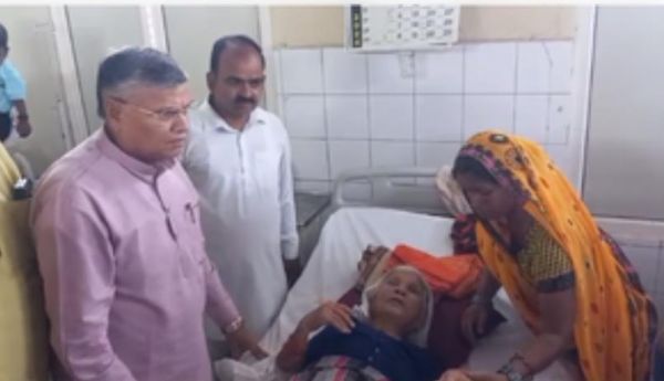 हाथरस हादसे में घायल लोगों से मिलने पहुंचे यूपी के मंत्री धर्मवीर प्रजापति, कहा- जल्द गिरफ्तार होंगे दोषी 