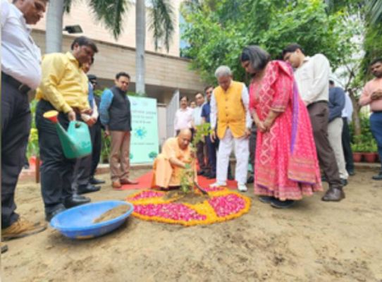 सीएम योगी ने 'एक पेड़ मां के नाम' अभियान के तहत लगाए पौधे 