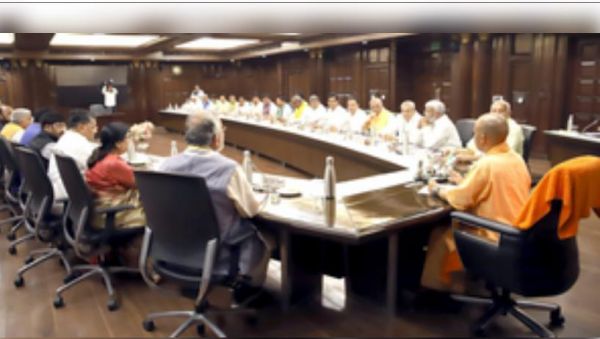 हर नगर निगम में एक-एक मलिन बस्ती चिन्हित करके वहां बहुमंजिला भवन बनाएं : सीएम योगी 