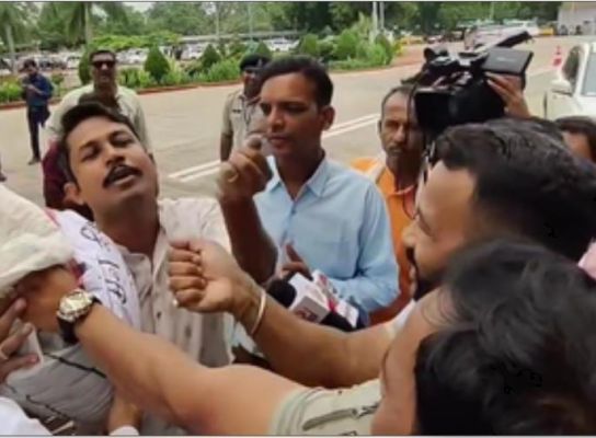 भोपाल : कांग्रेस विधायक मूंग की बोरी कंधे पर रखकर पहुंचे विधानसभा 