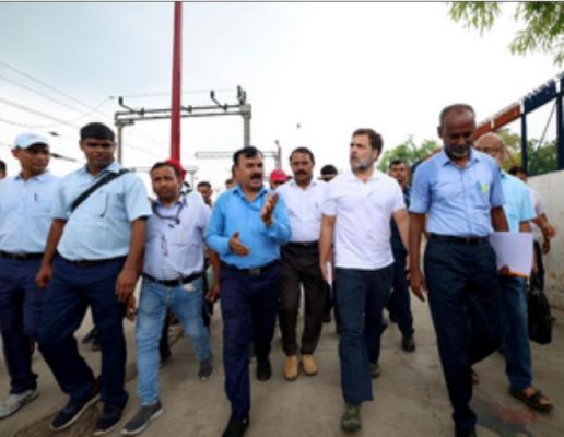 नई दिल्ली रेलवे स्टेशन पहुंचे राहुल गांधी, लोको पायलट से की मुलाकात
