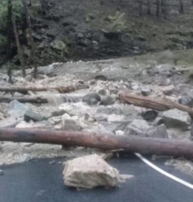 उत्तरकाशी के मोरी में भूस्खलन, मलबा हटाने का काम जारी 