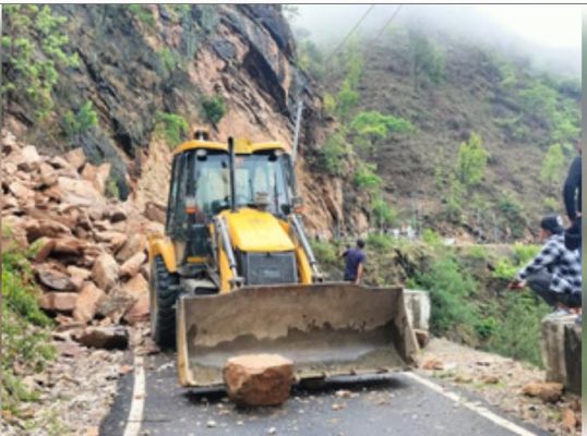 पिथौरागढ़ में भारी बारिश के बीच भूस्खलन से रोड बंद, राष्ट्रीय राजमार्ग पर लगा लंबा जाम 