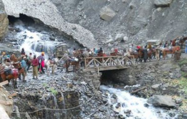 भारी बारिश के कारण अमरनाथ यात्रा अस्थायी तौर पर स्थगित