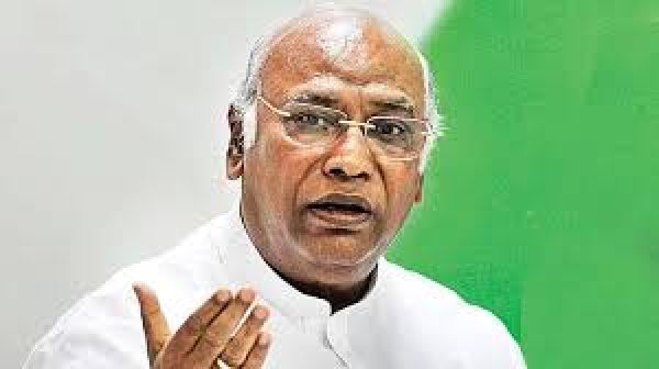 नीट मामले में सफेद झूठ बोल रही है सरकार: खरगे