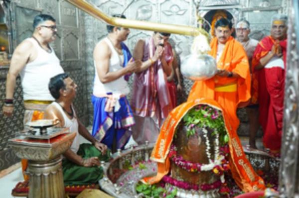 सीएम मोहन यादव ने केंद्रीय मंत्री के साथ बाबा महाकाल के दर्शन कर लिया आशीर्वाद 