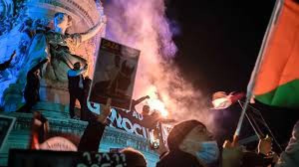 फ़्रांस संसदीय चुनावों में त्रिशंकु संसद, बाज़ार में हलचल से यूरो में गिरावट