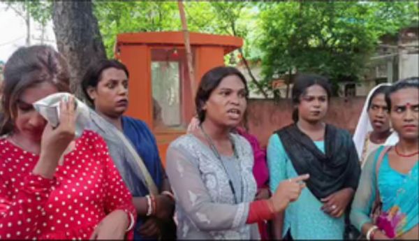 झारखंड के सरायकेला में छेड़खानी के खिलाफ सड़क पर उतरे किन्नर, थाने के समक्ष किया प्रदर्शन 