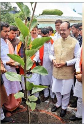 इंदौर में 'एक पेड़ मां के नाम' अभियान में लोकसभा अध्यक्ष ओम बिरला ने भी लिया हिस्सा 