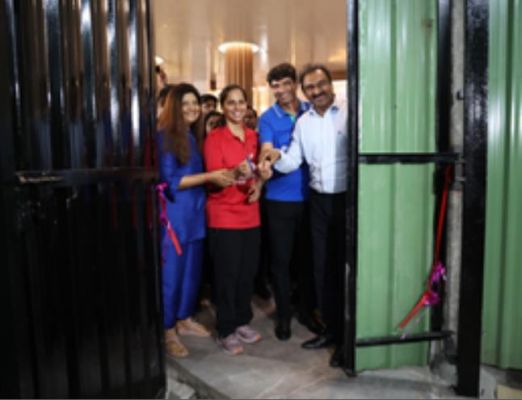 साइना नेहवाल ने मुंबई के मोंटे साउथ में बैडमिंटन प्रो अकादमी का शुभारंभ किया 