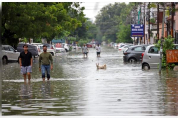 लखनऊ से लखीमपुर तक बाढ़ का कहर, सैकड़ों मकान चपेट में; 500 से अधिक लोग फंसे 