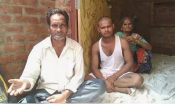 कहां गया बाबा का चमत्कार, हाथरस पीड़ितों के परिजनों का सवाल