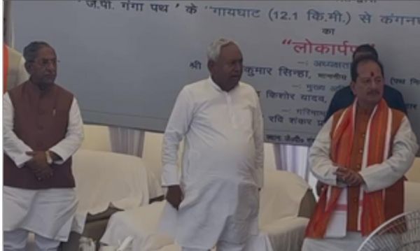 मरीन ड्राइव के तीसरे फेज के उद्घाटन पर सीएम नीतीश कुमार छूने लगे इंजीनियर के पैर 