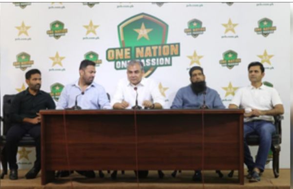 टी20 विश्व कप की निराशा के बाद पीसीबी ने रज्जाक, वहाब को चयन समिति से बर्खास्त किया 