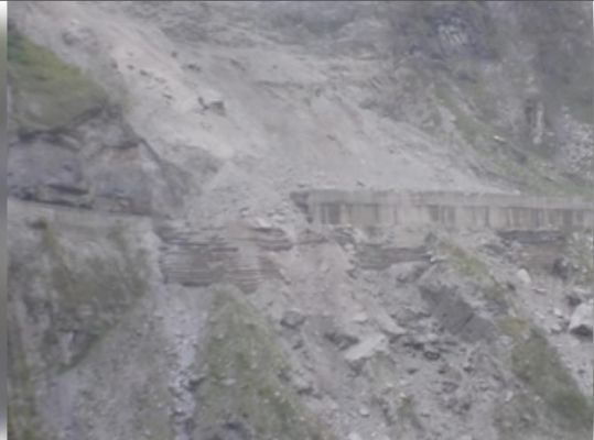 जोशीमठ में लैंडस्लाइड, बदरीनाथ नेशनल हाईवे बंद 