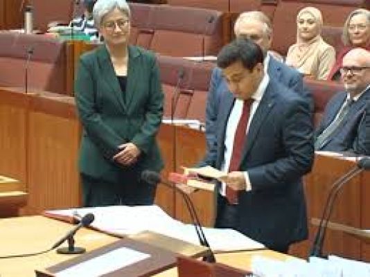 ब्रितानी संसद में हाथ में गीता लेकर शपथ लेने वाला ये सांसद कौन है?