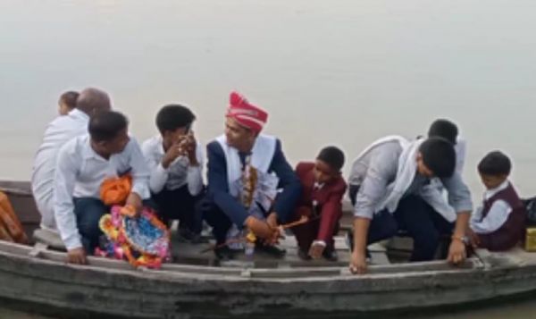 बाराबंकी में नाव से शादी करने बारात लेकर पहुंचा दूल्हा, देखने के लिए उमड़ी भीड़ 