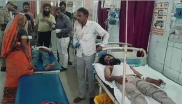 हाथरस में सड़क हादसा: बस ने खड़े कंटेनर को मारी टक्कर, 2 की मौत 