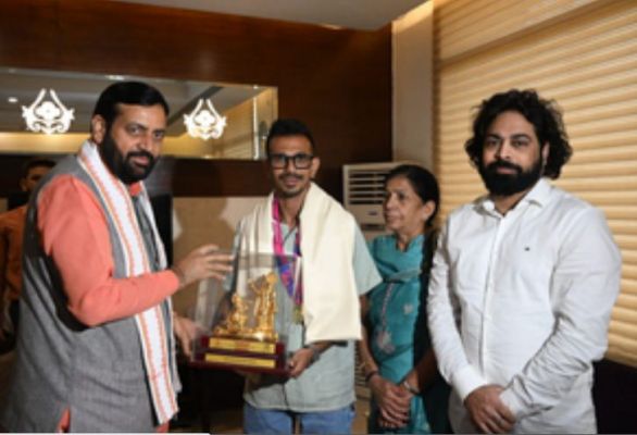 हरियाणा के सीएम नायब सिंह टी20 विश्व कप विजेता टीम के खिलाड़ी चहल से मिले