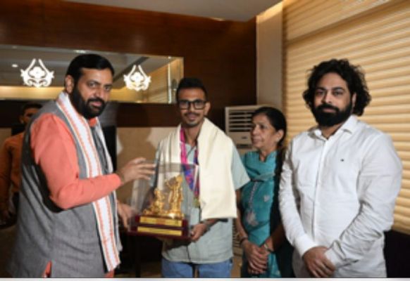 हरियाणा के सीएम नायब सिंह टी20 विश्व कप विजेता टीम के खिलाड़ी चहल से मिले 