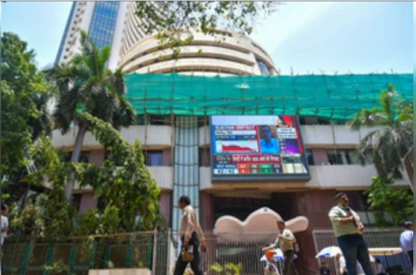 भारतीय शेयर बाजार सपाट बंद, सेंसेक्स 79,900 के नीचे फिसला 