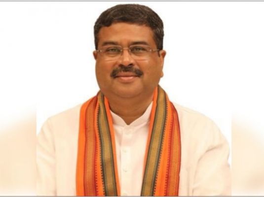 शिक्षा मंत्री धर्मेंद्र प्रधान ने कहा- हम संविधान के प्रति प्रतिबद्ध, नहीं पढ़ाई जाएगी मनुस्मृति 
