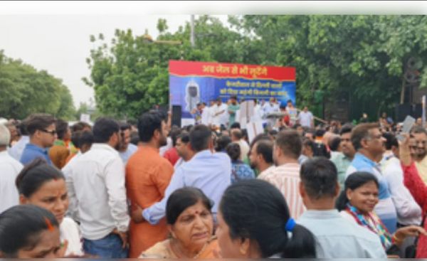 दिल्ली में बिजली के बढ़े दाम के खिलाफ बीजेपी का प्रदर्शन, कहा- केजरीवाल दें इस्तीफा