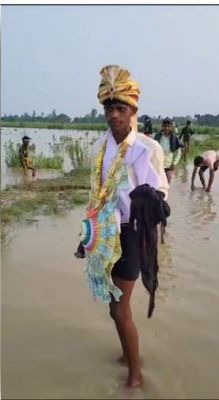 सिर पर सेहरा, गले में नोटों की माला; बाढ़ के बीच धूमधाम से निकली दूल्हे राजा की बारात
