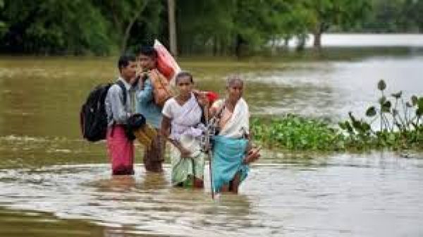 असम में बाढ़ की स्थिति गंभीर; कई हिस्सों में कम हो रहा पानी