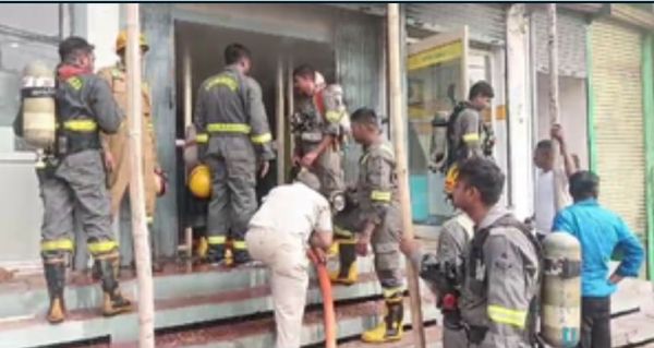 अलीगढ़: केनरा बैंक में लगी भीषण आग, दमकल कर्मियों ने मशक्कत के बाद पाया काबू 