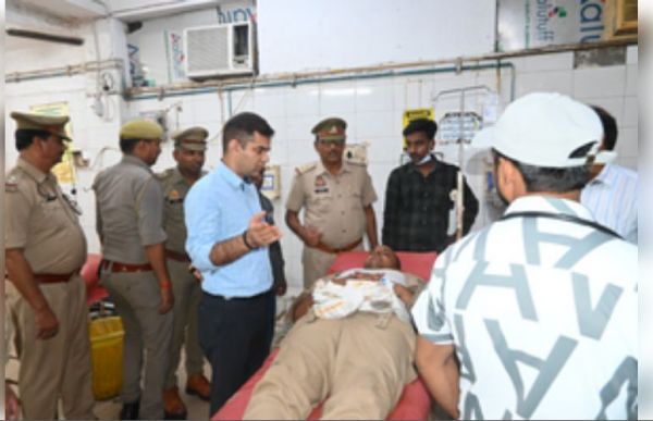 जौनपुर : दो गुटों का विवाद सुलझाने गई पुलिस टीम पर जानलेवा हमला 