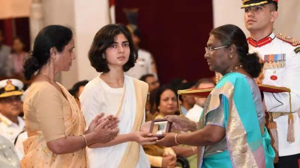 सेना का वो नियम जिस पर सवाल उठा रहे हैं दिवंगत कैप्टन अंशुमान के माता-पिता