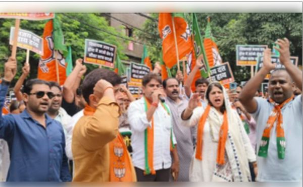 बिजली-पानी की समस्या को लेकर दिल्ली के अंबेडकर नगर में भाजपा का विरोध प्रदर्शन