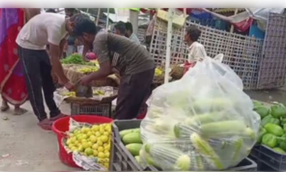 बारिश से सब्जी की फसल बर्बाद, किसान बेहाल