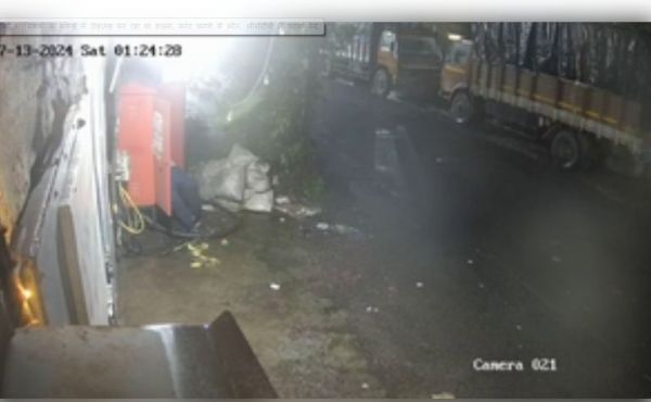 ठाणे में बिजली के बॉक्स से छेड़छाड़ कर रहा था शख्स, करंट लगने से मौत; सीसीटीवी में घटना कैद 
