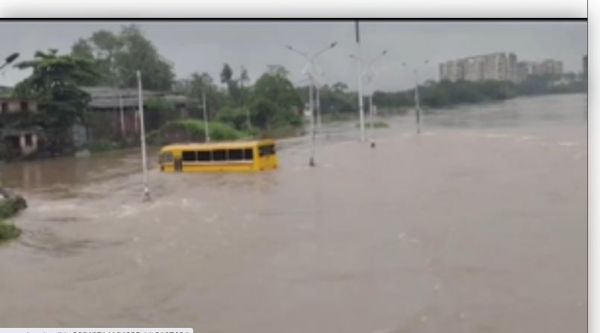 महाराष्ट्र: ठाणे में भारी बारिश ने बढ़ाई लोगों की मुश्किल, उफान पर कामवारी नदी; स्कूल बस डूबी 
