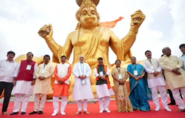 अमित शाह पहुंचे इंदौर, पितरेश्वर हनुमान मंदिर में की पूजा-अर्चना 