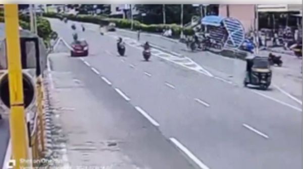 तेलंगाना में फोन पर बात करते हुए सड़क पार कर रहा था शख्स, कार से टक्कर में हुई मौत