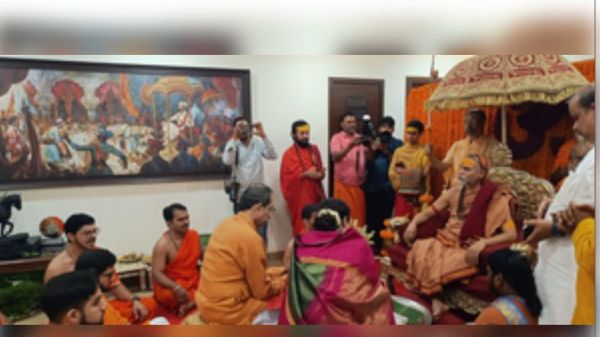 शंकराचार्य स्वामी अविमुक्तेश्वरानंद सरस्वती ने मातोश्री में उद्धव ठाकरे से की मुलाकात 