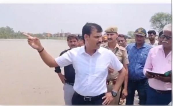 हरदोई में बाढ़ का कहर, जायजा लेने पहुंचे डीएम 
