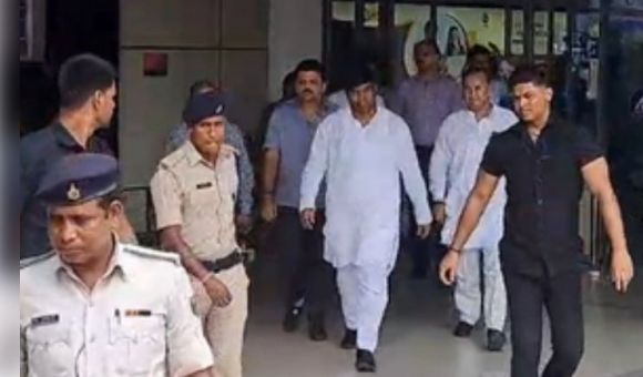 मुकेश सहनी पहुंचे पटना, कहा - सीएम ने दिया है दोषियों के खिलाफ कार्रवाई का आश्वासन