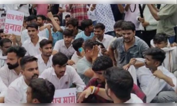 जयपुर में राजस्थान यूनिवर्सिटी के बाहर छात्रों का प्रदर्शन, पुलिस ने किया लाठीचार्ज 