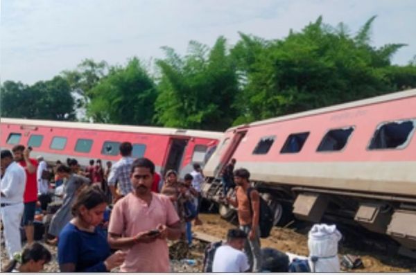 यूपी के गोंडा में डिब्रूगढ़ एक्सप्रेस के कई डिब्बे पटरी से उतरे, दो की मौत, कई घायल 