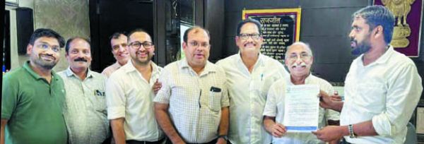 स्मार्ट बाजार के तहत पारंपरिक बाजारों में मूलभूत सुविधाएं विकसित करने आयुक्त को चेंबर ज्ञापन