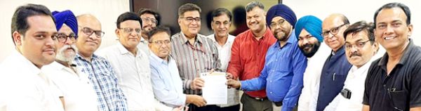 रायपुर रेल मंडल प्रबंधक को यात्री गाडिय़ों के विलंब और निरस्त होने पर कैट ने सौंपा ज्ञापन 